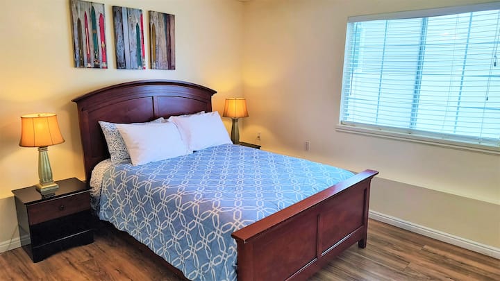 توفر غرفة النوم الرئيسية طاولتين ليليتين لكل منهما ضوء ليلي مستقل خاص به للحصول على إضاءة مريحة أكثر. توجد مروحة سقف في وسط الغرفة مع مفتاح إضاءة يضيء غرفة النوم الرئيسية بأكملها.