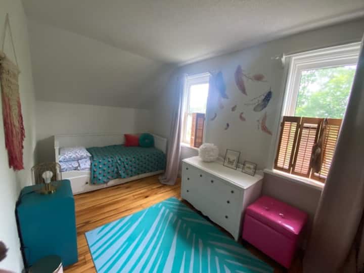 Bedroom with twin and trundle twin