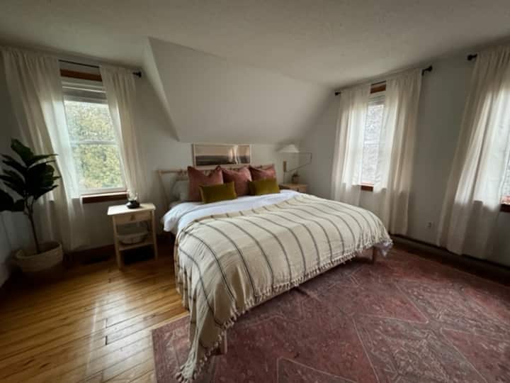 Master Bedroom (King bed)