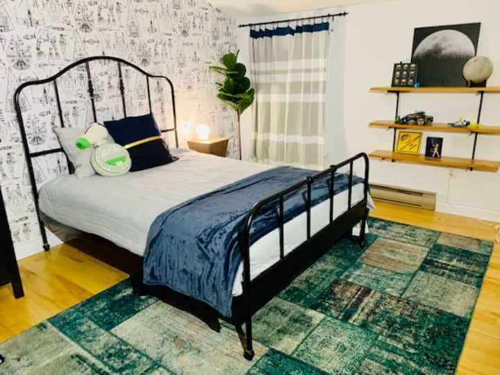 Bedroom w double bed