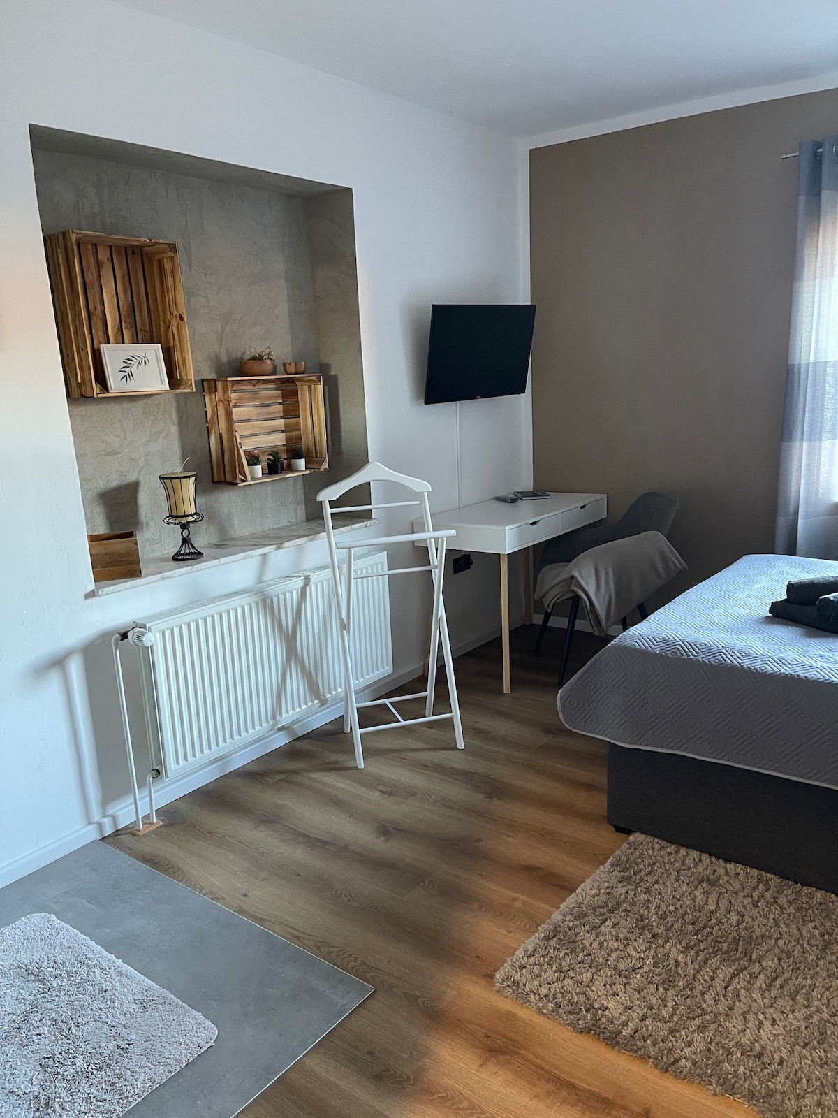 View to bedroom 2 with TV and desk, as well as king size bed (140 x 200)