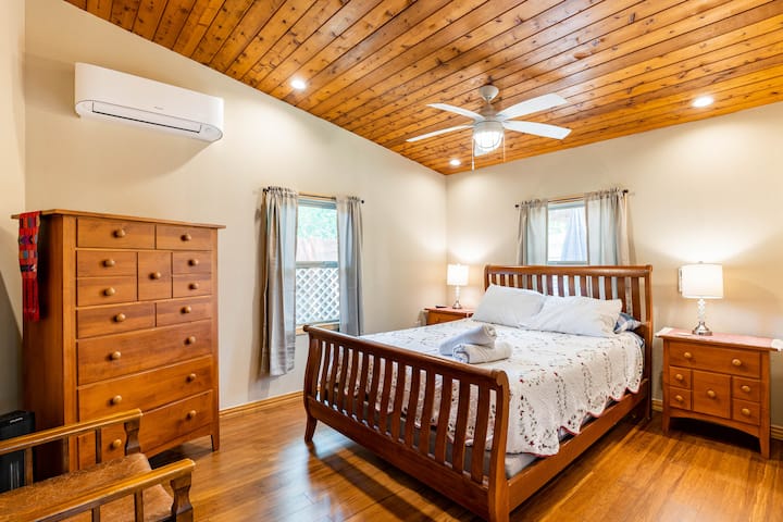 1楼，第3间卧室，配有大号Tempurpedic振动床，加上脚和头部调节。 