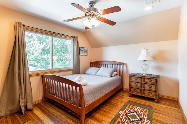 楼上， 2楼， 4间卧室，标准双人床