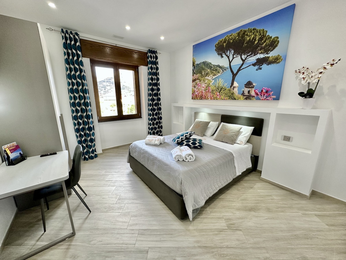 带全景窗的双人卧室。

带全景窗户的双人卧室。