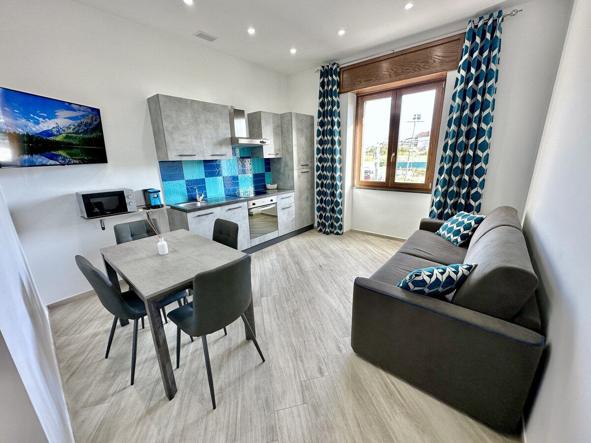 客厅配有沙发床、厨房和卫生间。

带沙发床、厨房、卫生间的休息室。