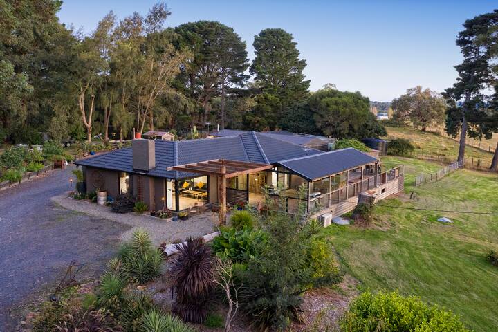 10 Acre Golden Fox Villa in Dandenong Ranges