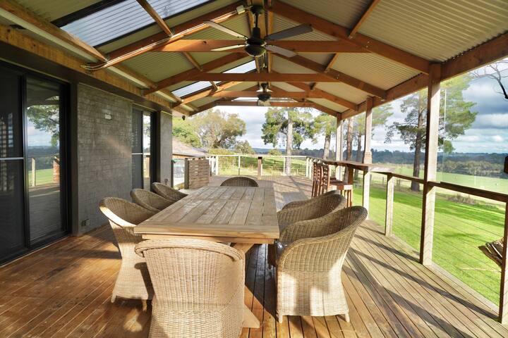 10 Acre Golden Fox Villa in Dandenong Ranges gallery image 5