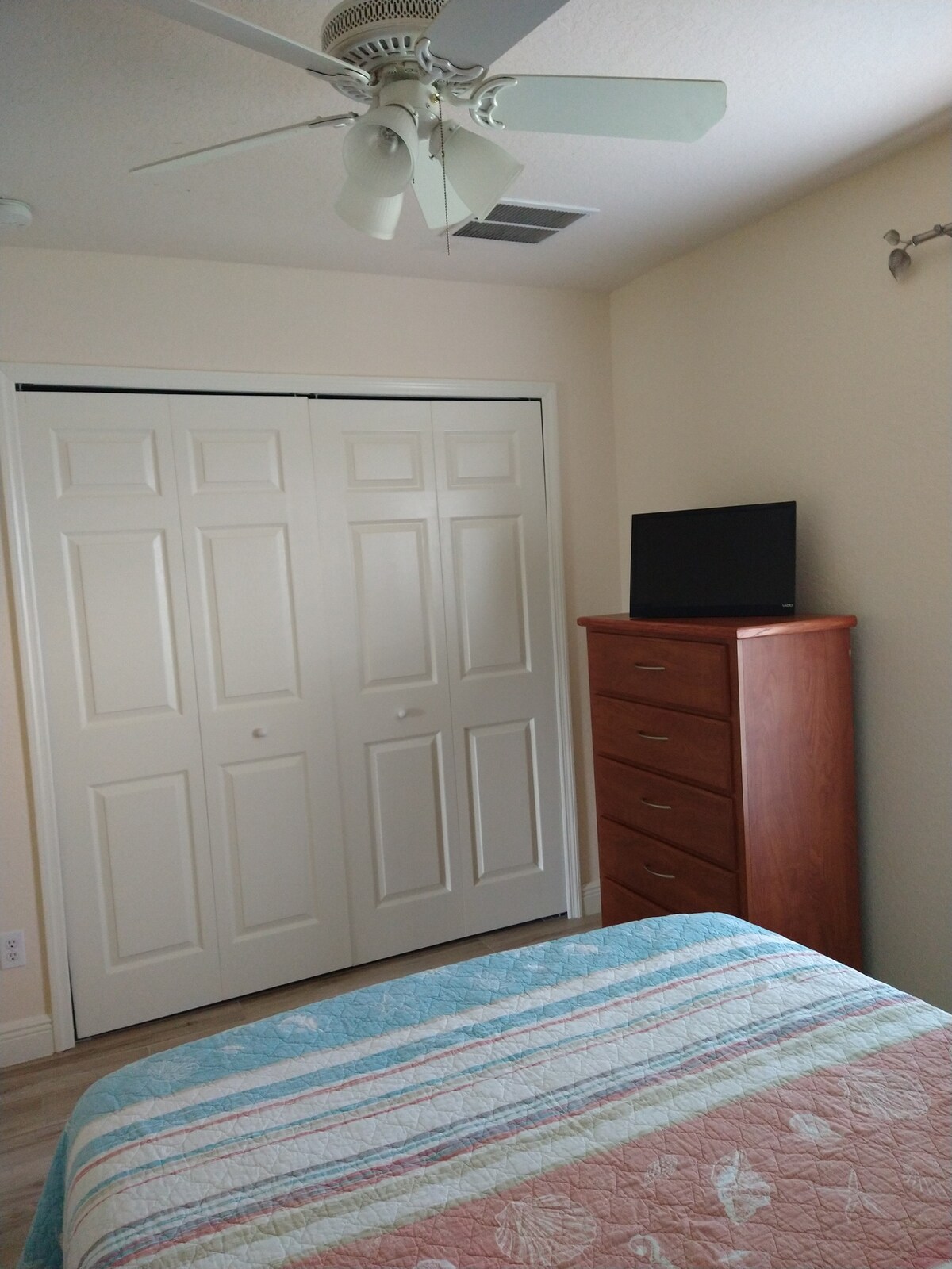 Pogled na spavaću sobu u prizemlju 2