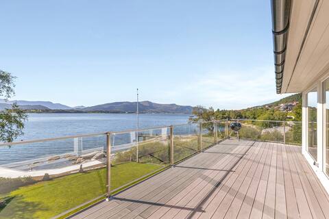 Cheerful villa with Jacuzzi,sauna & stunning view!
