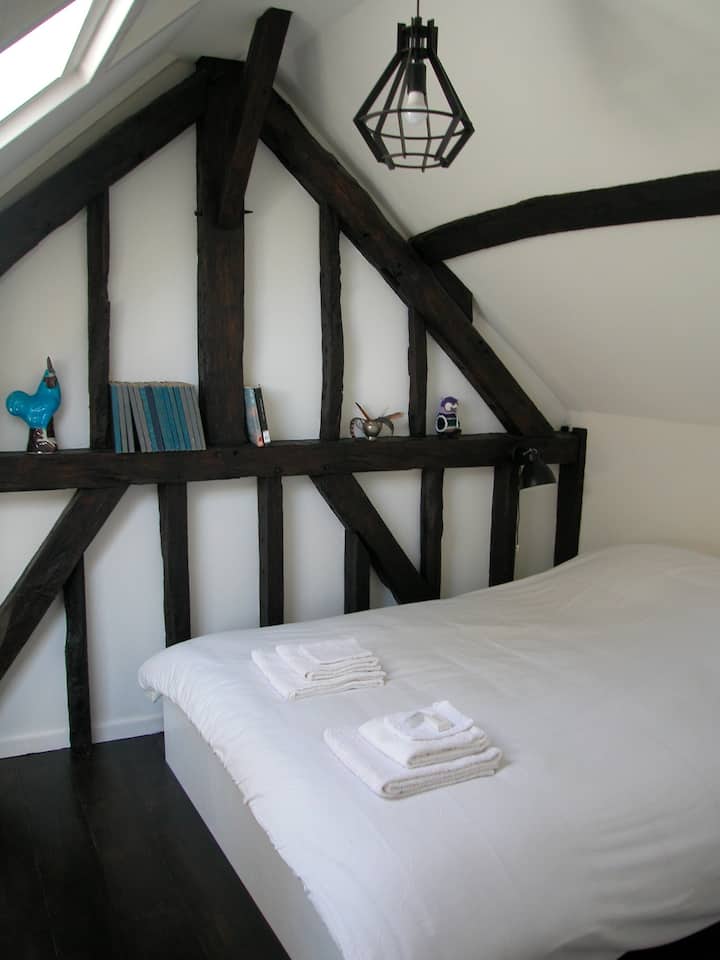 Slaapkamer 2 met tweepersoonsbed. 

Het bed kan ook van twee eenpersoonsdekbedden worden voorzien als u dat uw voorkeur heeft.