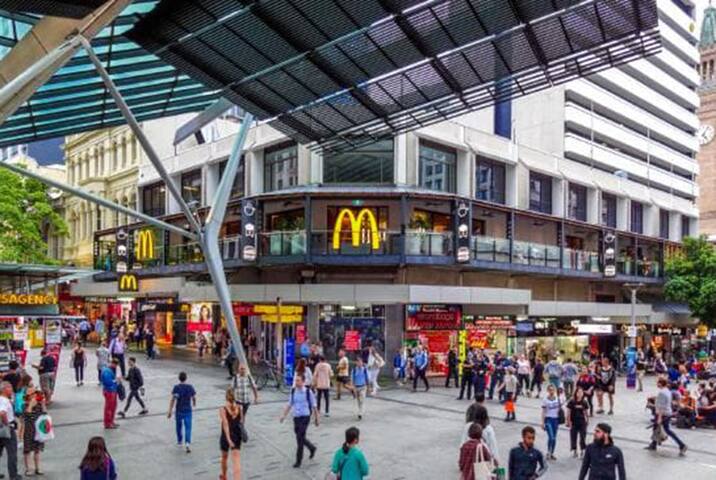 2BR WITH VIEWS OF THE FAMOUS HOWARD SMITH WHARVES gallery image 2