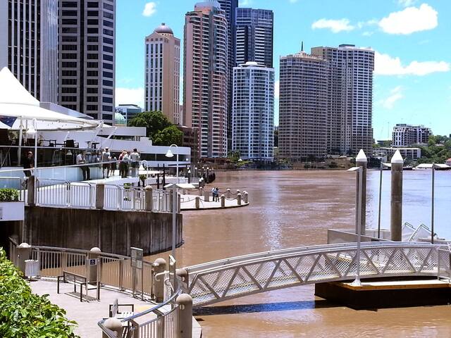 2BR WITH VIEWS OF THE FAMOUS HOWARD SMITH WHARVES gallery image 3
