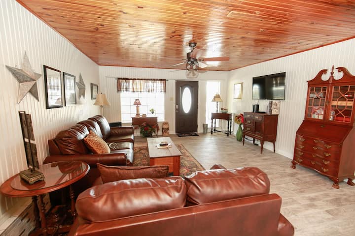 Historic Main St Marble Falls Cottage - Marble Falls, TX