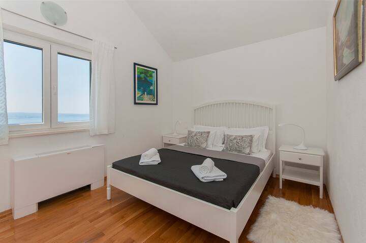 חדר 2 עם נוף לים.
