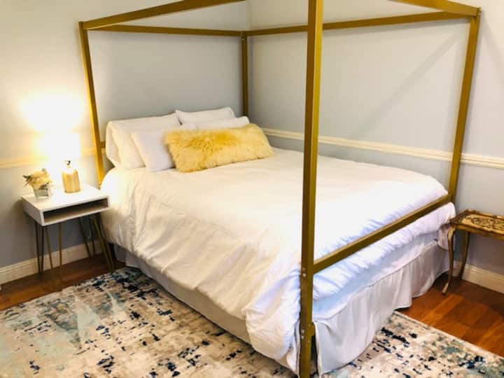 在1号卧室，您会在这张坚固的金色树冠床上感到梦幻般。  所有床都是高端酒店级床。 脚上有丝绸，一张大面积的地毯覆盖着新上釉的硬木地板。 还有一个小型步入式衣柜和2个行李架。