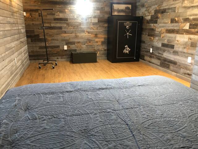 The Rogue Loft. Large and Spacious getaway gallery image 4