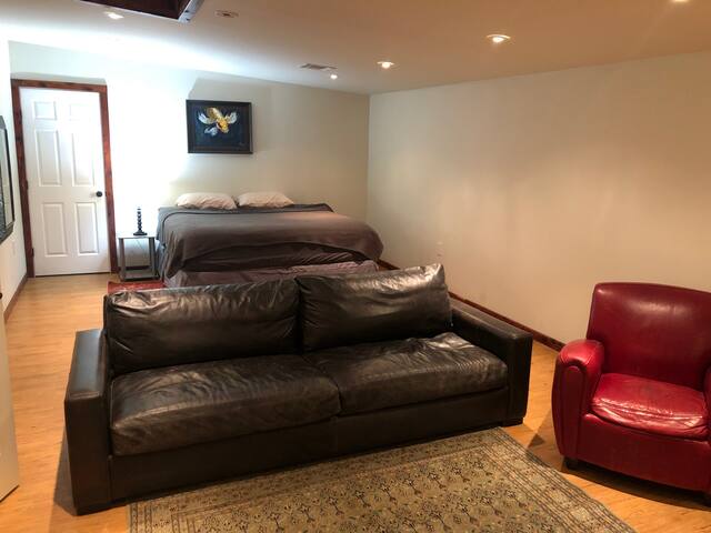 The Rogue Loft. Large and Spacious getaway gallery image 5