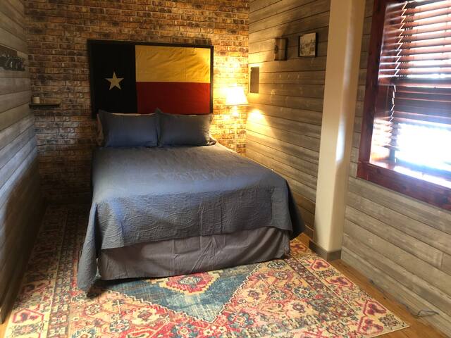 The Rogue Loft. Large and Spacious getaway gallery image 3