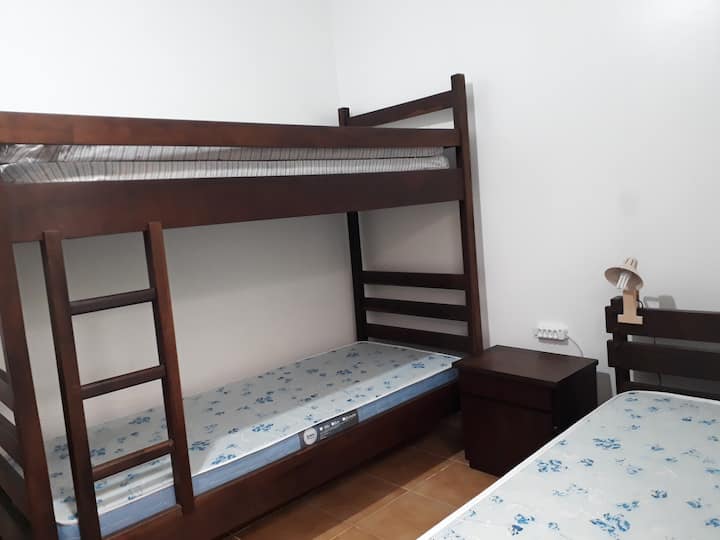 מעונות עם מיטת קומותיים ומיטת יחיד.