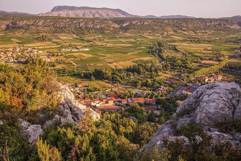 Between sea and mountain, stop at the Chat Perché