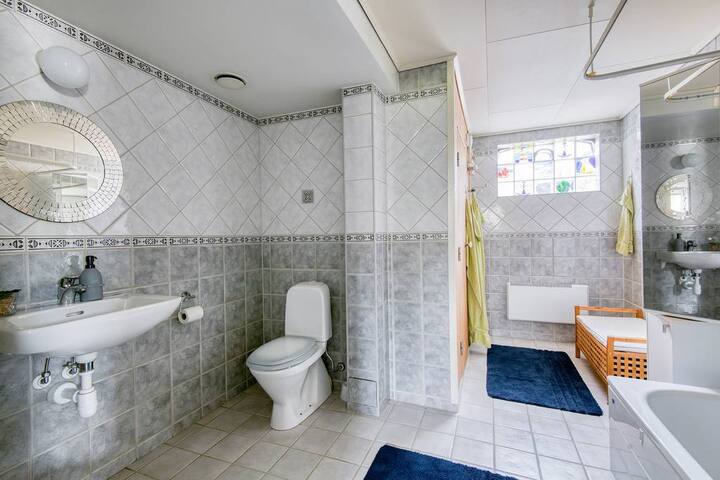 Private apartment. 26 min public transport to city