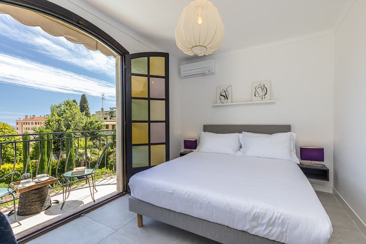 Master Bedroom.    Anza siku yako na kahawa kwenye roshani yenye mandhari nzuri inayoangalia bwawa, villefranche na bahari kwenye upeo wa macho.  Kiyoyozi na kabati.   Kila kitu kipya kabisa chenye mashuka bora ya Kampuni Nyeupe.