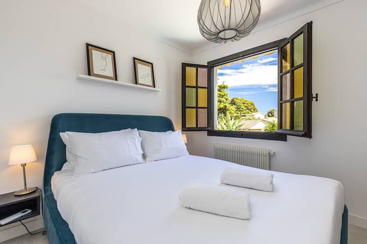 Chumba cha kulala cha pili na nafasi ya kuning 'inia.   Kiyoyozi.   Kila kitu kipya kabisa ikiwa ni pamoja na mashuka ya Kampuni Nyeupe. Mwonekano mzuri.