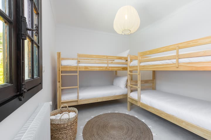 Chumba cha 3 cha kulala kimebuniwa kwa kuzingatia familia na makundi ya marafiki.   Kiyoyozi na sehemu ya kuning 'inia.  Mashuka yenye ubora wa juu.  Kwa ukaaji wa muda mrefu,  ikiwa chumba hiki si kwa ajili yako, tunaweza kupata single mbili au mbili.   Ongea na Cheryl 