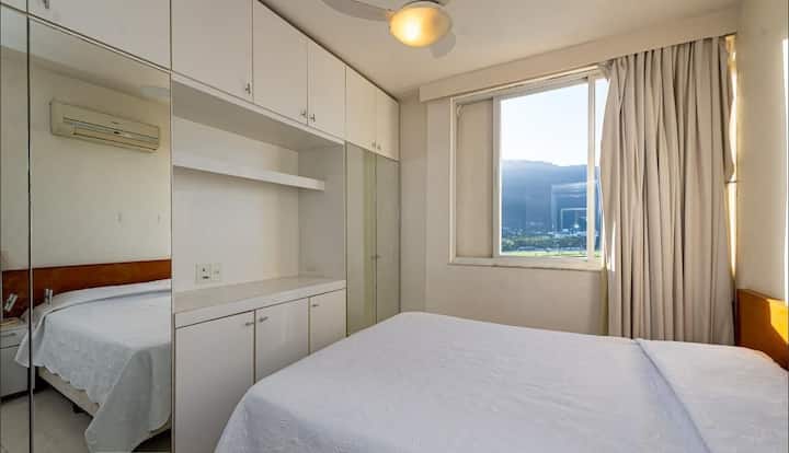 Primera suite con cama tamaño queen especial, con aire acondicionado Split, ventilador de techo y armarios con espejos.