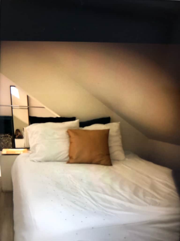 140 cm posteľ, STÔL, MALÁ OBÝVAČKA s 1 samostatnou posteľou 