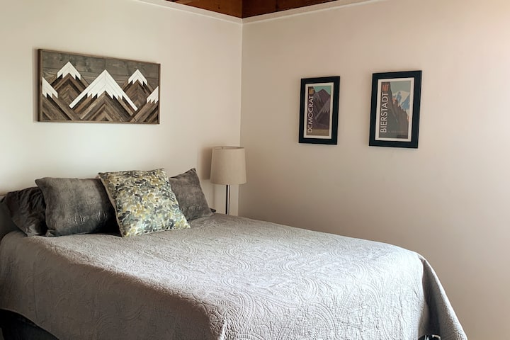 ห้องนอนใหญ่ - เตียงควีนไซส์สิ่งอำนวยความสะดวกในห้องน้ำติดกับห้องนี้และมีฝักบัวอาบน้ำแบบยืน