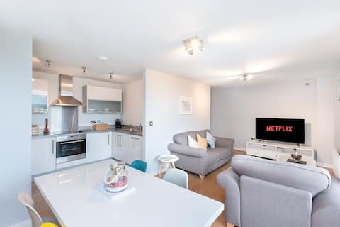 Successful Airbnb property: The Vizion - ultra fast WiFi, balcony, parking in Central Milton Keynes