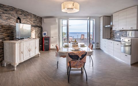 Annuncio Airbnb popolare: Casa Ciapin - Accommodation with a garden overlooking the sea a Cipressa