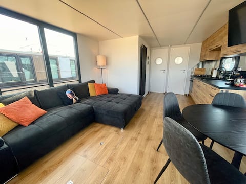 Top Airbnb: Houseboat 11 / Sneekermeer in Sperkhem En Industrieterrein Houkesloot