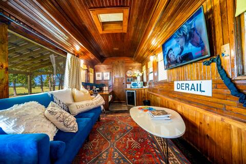 Cherokee Trace Train Car Glamping  *with HOT TUB*