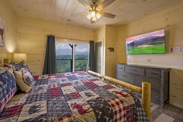 Dhomë gjumi e rehatshme në ambient me ndriçim të ngrohtë prej pelushi dhe prekje druri rustik që të fton të çlodhesh dhe të rigjenerohesh në stil me një banjë të plotë ngjitur