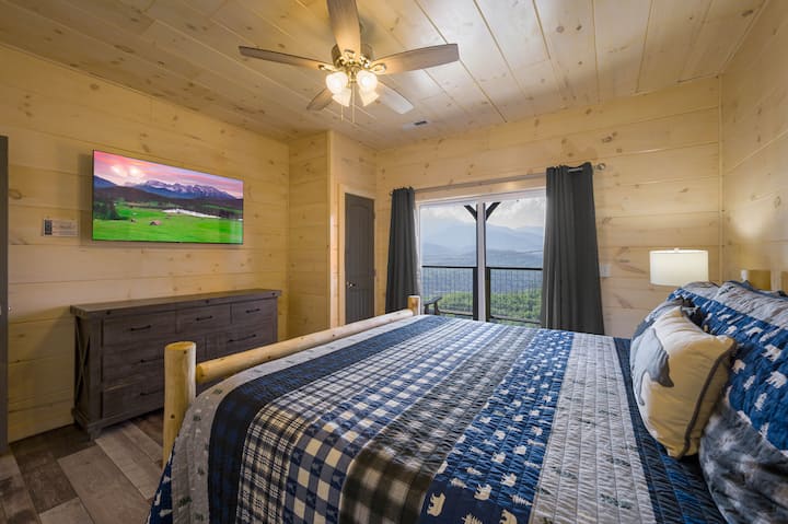 Dhomë gjumi e rehatshme në ambient me ndriçim të ngrohtë prej pelushi dhe prekje druri rustik që të fton të çlodhesh dhe të rigjenerohesh në stil me një banjë të plotë ngjitur