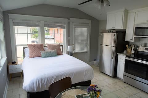 Charming Mid-City Cottage Close to Everything