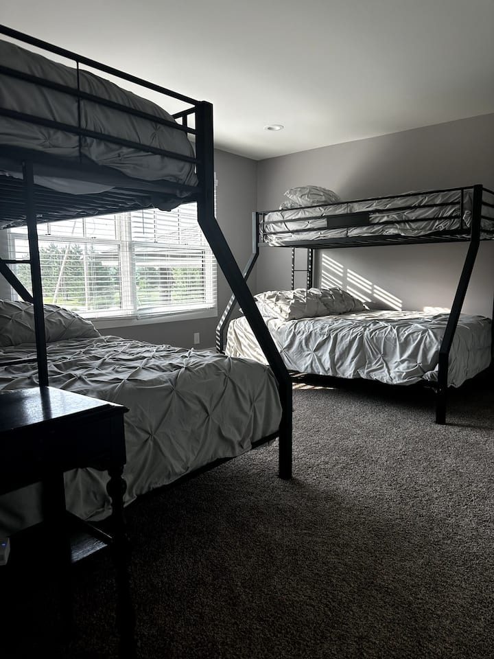 غرفة النوم #1
2 سرير كوين في الأسفل
سريران كاملان في الأعلى