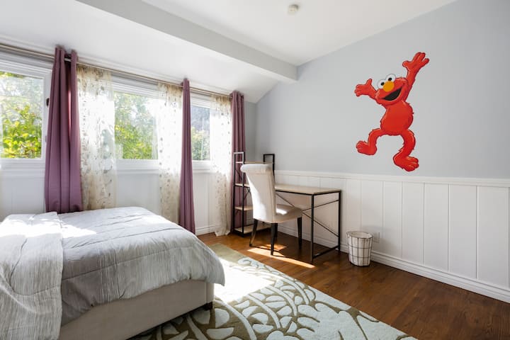 Spálňa 2. Manželská posteľ a písací stôl