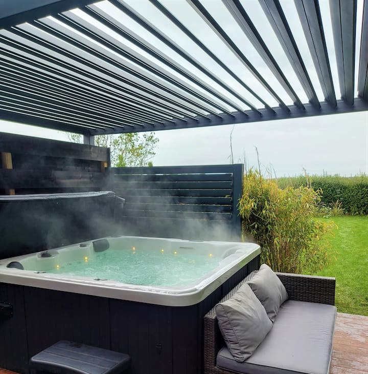 Jacuzzi cottage De Berenshoeve outside and covered