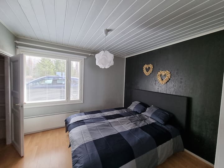 Spavaća soba s bračnim krevetom