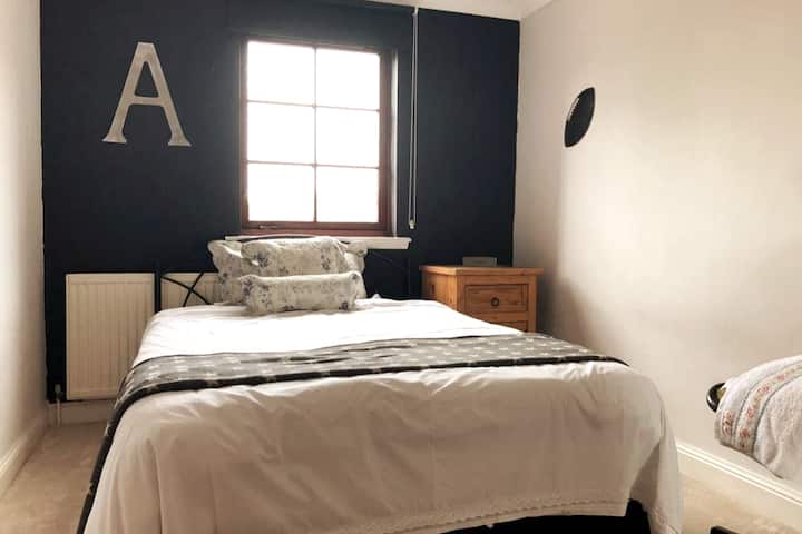 חדר שינה (מיטה זוגית) עם אחסון משמעותי בארון בגדים