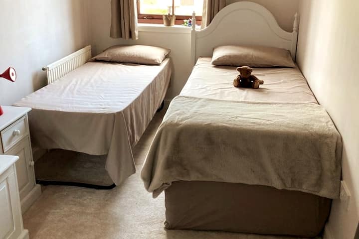 חדר שינה 3 עם מיטת יחיד ומיטת אורחים. אחסון נהדר עם מלתחה