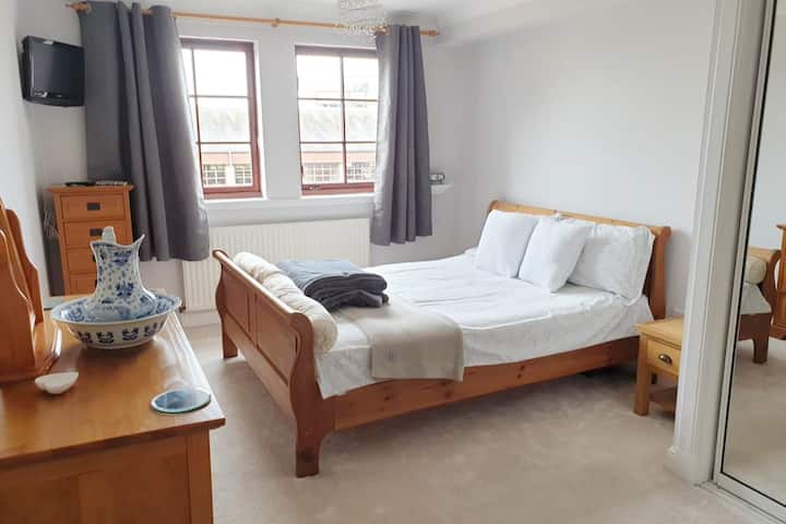 חדר שינה 1 (מיטת קינג סייז) עם ארון בגדים כפול נרחב