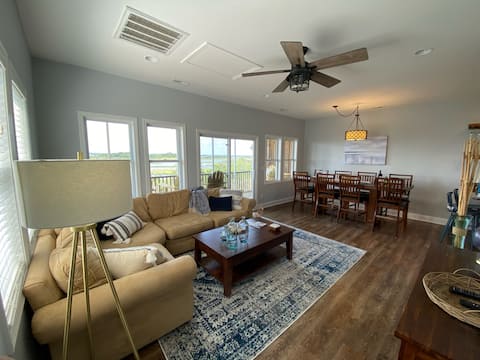 Popular Airbnb listing: Waterfront | Walk to Beach | Dock | 5BR | Deals in Surf City
