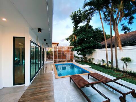 ChomTawan Banrublom pool villa house, rayong beach