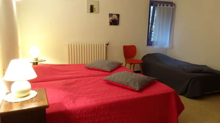 Dhoma e gjumit 2, 3 krevate për 1 person