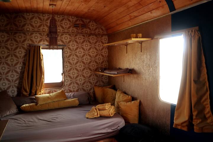Tempur matras (NASA). Een tweepersoons donsdekbed is aanwezig en twee kussens. Indien het te koud is, is er ook nog een groot warm deken