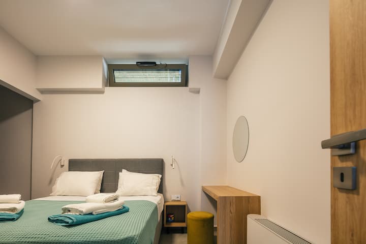 غرفة نوم في الطابق السفلي تضم سريرًا متوسط الحجم (1.60 × 2.00 متر) 